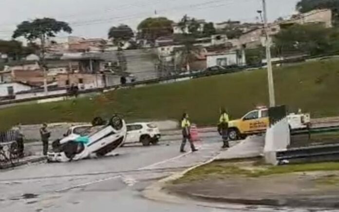 Carro capota no Anel Viário e mobiliza agentes de trânsito em São José
