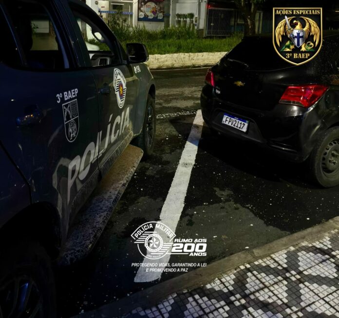 Homem é preso após roubar carro e fugir da polícia em Tremembé