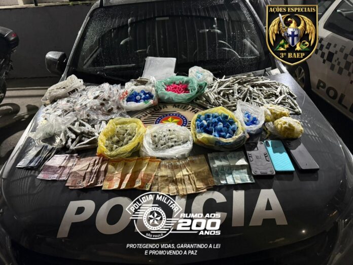 BAEP descobre depósito de drogas em casa abandonada e prende dupla em São José BAEP descobre depósito de drogas em casa abandonada e prende dupla em São José