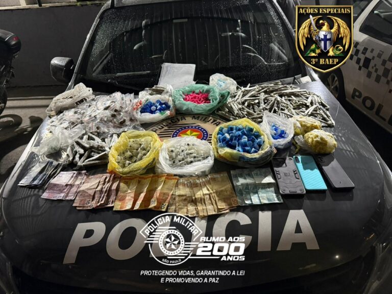 BAEP descobre depósito de drogas em casa abandonada e prende dupla em São José