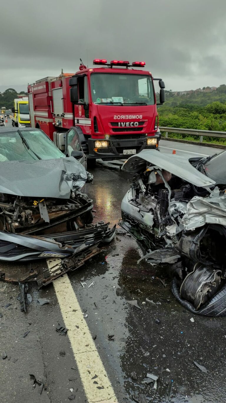 Seis pessoas ficam feridas após acidente entre dois carros e um caminhão em Cruzeiro