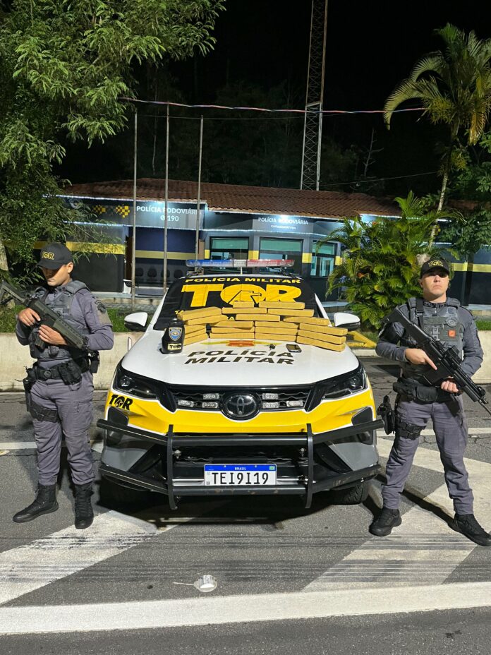 Motorista é preso com 20 kg de maconha escondidos em caixas de papelão na Tamoios, em Caraguatatuba Motorista é preso com 20 kg de maconha escondidos em caixas de papelão na Tamoios, em Caraguatatuba