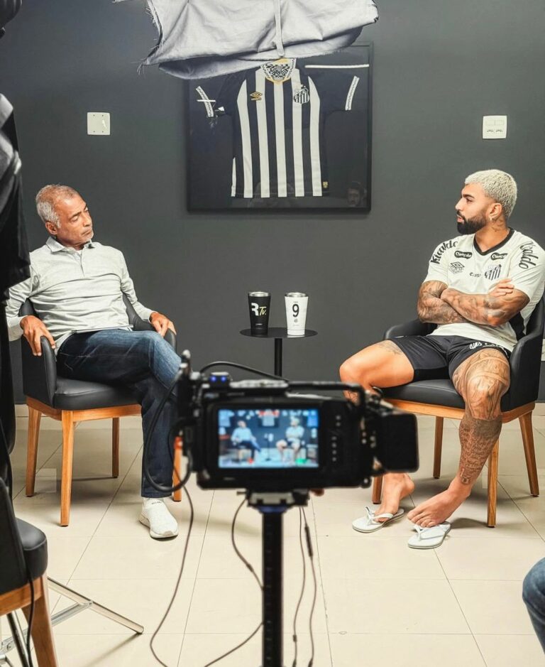 Romário grava vídeo com Gabriel Barbosa no CT Rei Pelé, em Santos