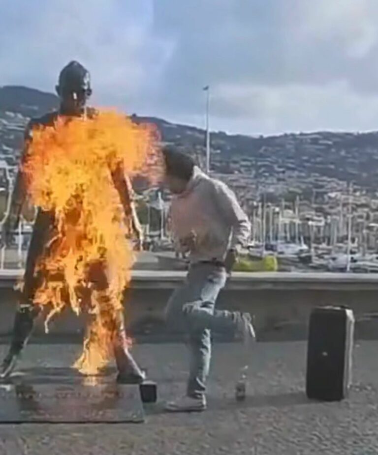 Homem ateia fogo em estátua de Cristiano Ronaldo; VÍDEO