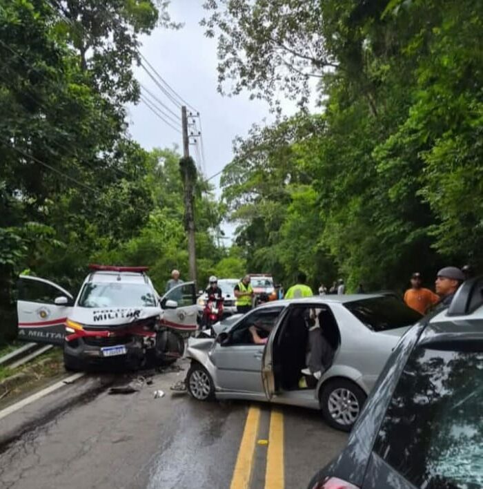 Viatura da PM se envolve em acidente e deixa três feridos em São Sebastião