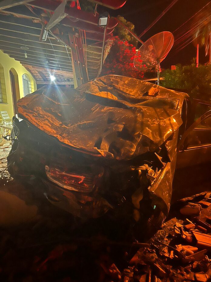 Homem mata mulher, sequestra os três filhos e bate em muro durante perseguição Homem mata mulher, sequestra os três filhos e bate em muro durante perseguição