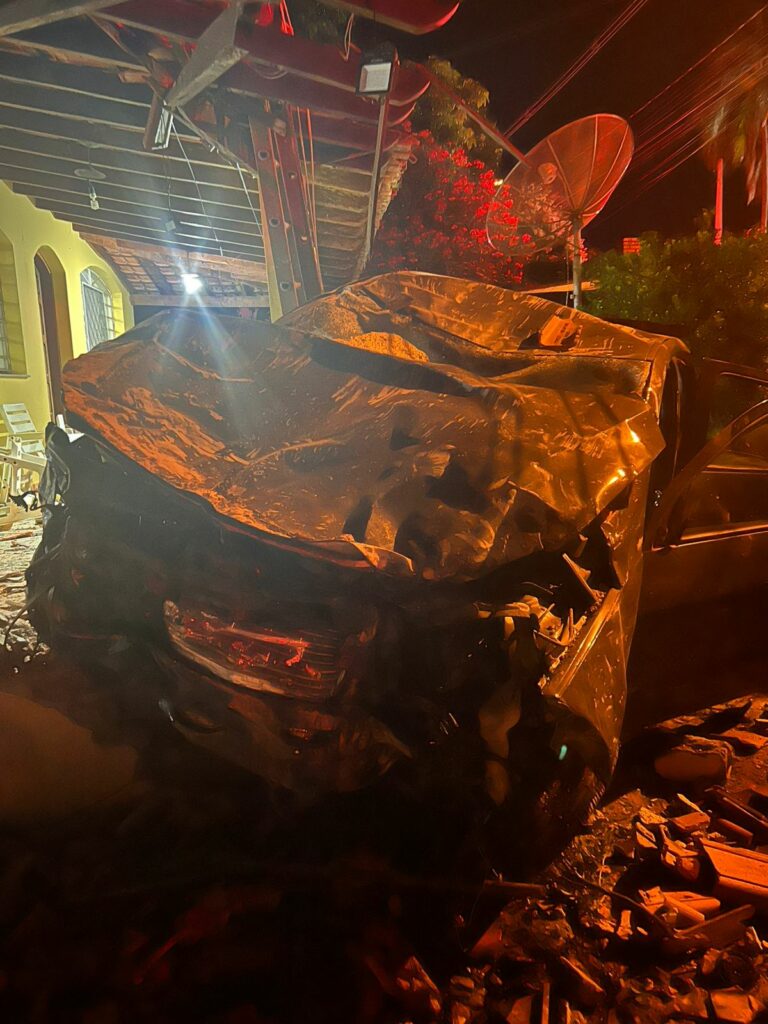 Homem mata mulher, sequestra os três filhos e bate em muro durante perseguição