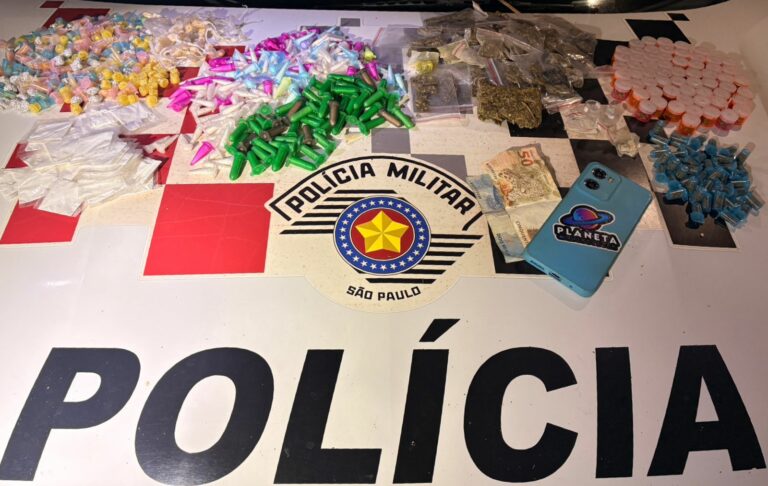 Dupla é presa com quase 900 porções de drogas em Guaratinguetá