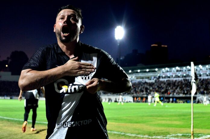 Elvis comemora vitória contra o Guarani pela Série C do Brasileiro - Foto: Marcos Ribolli/PontePress