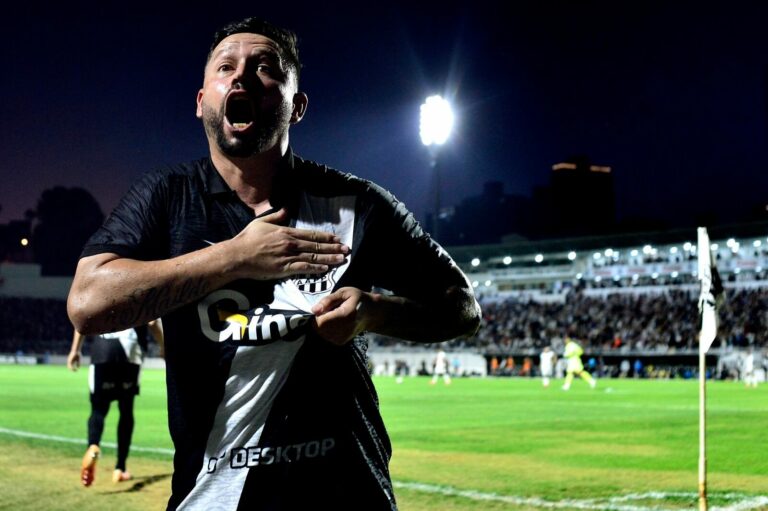 Elvis comemora vitória contra o Guarani pela Série C do Brasileiro - Foto: Marcos Ribolli/PontePress