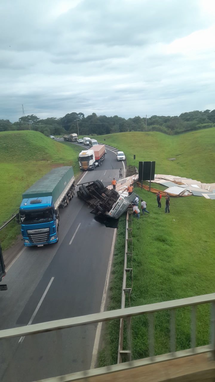 Caminhão tomba na Rodovia Anhanguera e motorista fica preso às ferragens em Limeira