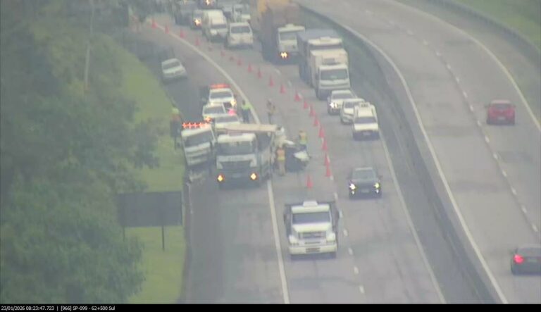 Acidente entre utilitário e guincho da Tamoios deixa um ferido e causa congestionamento em Paraibuna