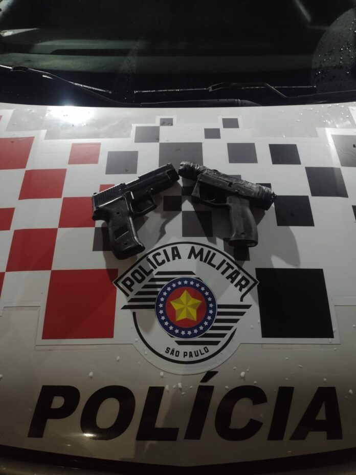 Homem é preso com duas armas de brinquedo após ameaçar pessoas na rodoviária de São José