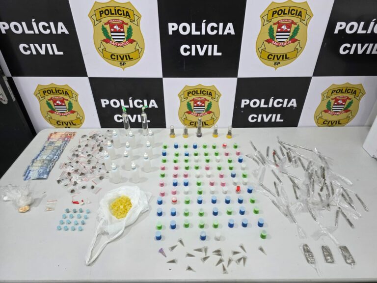 Dois homens são presos com mais de 300 porções de drogas em cidade do litoral