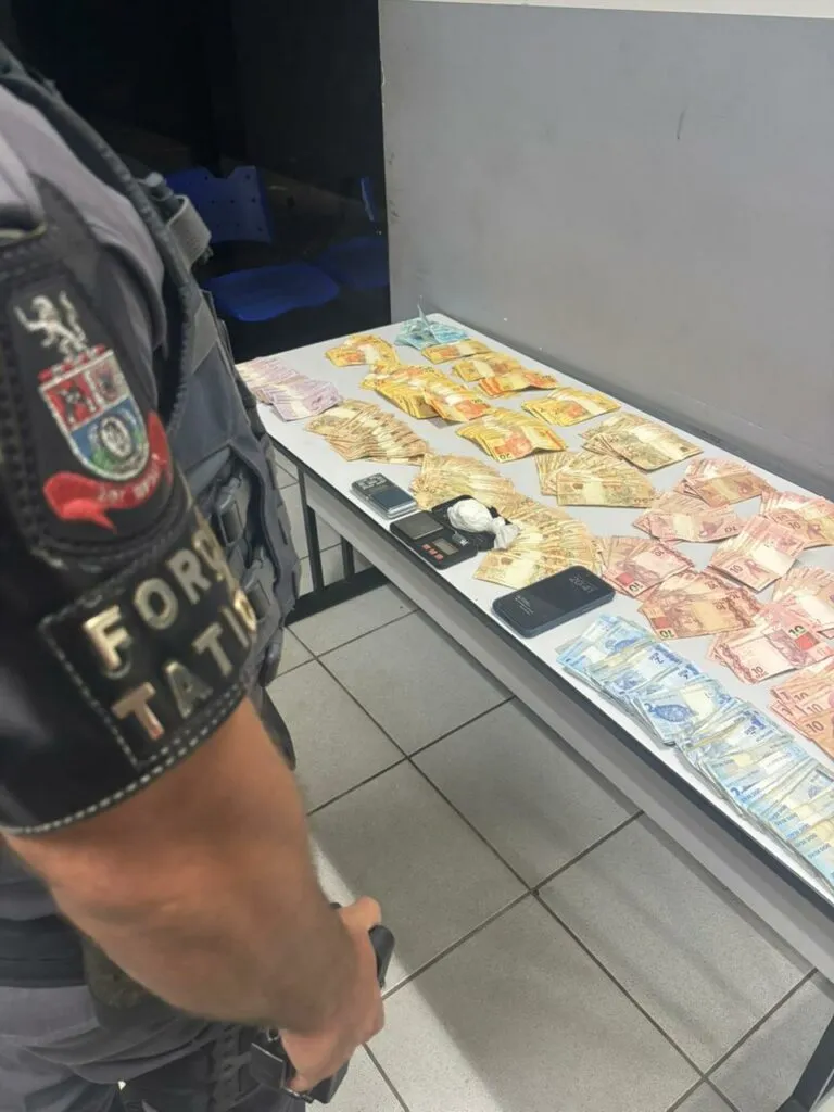 Polícia Militar prende homem por tráfico de drogas e apreende mais de R$ 13 mil