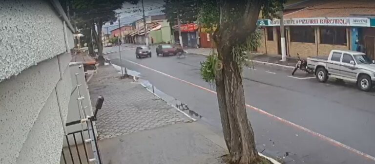 Câmeras registram atropelamento que matou mulher e deixou marido ferido em Caçapava