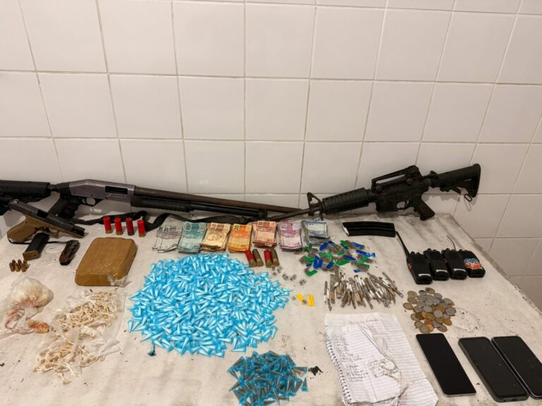 Operação policial na Vila Esperança tem troca de tiros; armas de guerra e drogas foram apreendidas