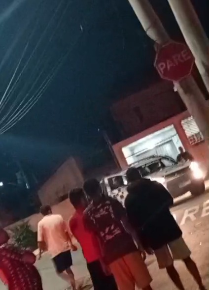 Jovem é baleado após apontar arma para PM durante perseguição em São José Jovem é baleado após apontar arma para PM durante perseguição em São José