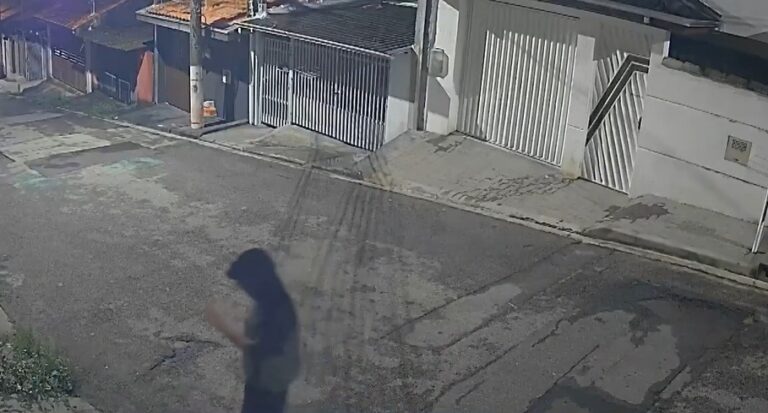 Bandidos assaltam várias casas e causam rastro de destruição