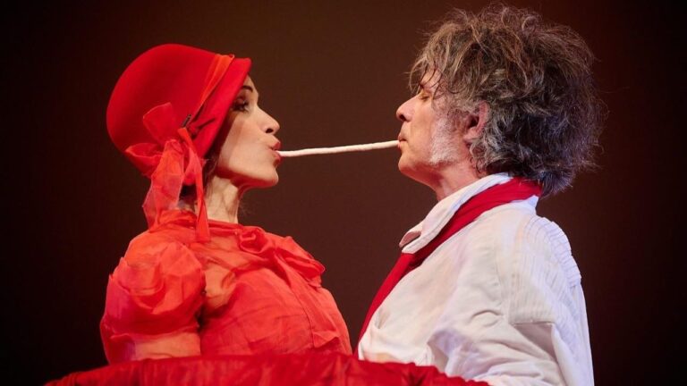 Janeiro Brasileiro de Comédia tem atrações no teatro e na praça