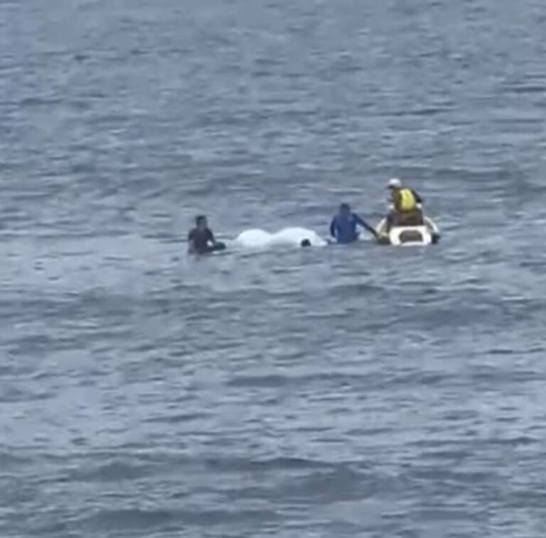 Paramotor gira no ar e cai dentro do mar em cidade do litoral