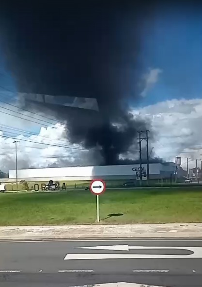 Incêndio atinge forno de fábrica e mobiliza bombeiros em Lorena Incêndio atinge forno de fábrica e mobiliza bombeiros em Lorena