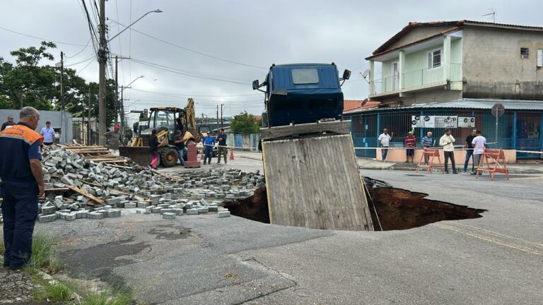 Caminhão fica preso após ser 'engolido' por cratera em São José
