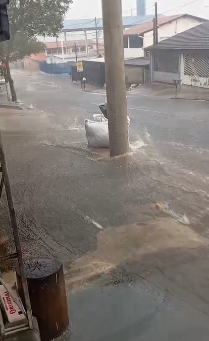 Temporal com granizo causa quedas de árvores e deslizamentos em São José