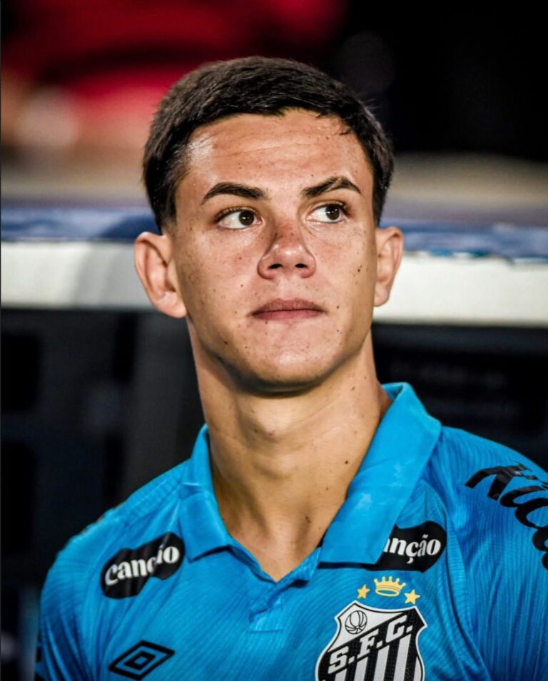 Ajax prepara oferta por JP Chermont