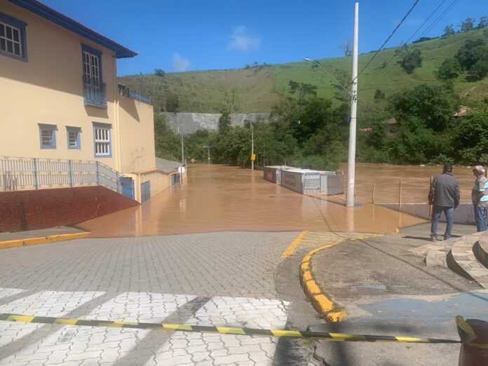 Rio Paraitinga é monitorado após transbordar e deixar famílias desalojadas em São Luiz do Paraitinga