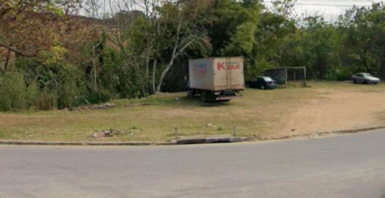 Motociclista fica ferido após colisão com micro-ônibus em São José dos Campos