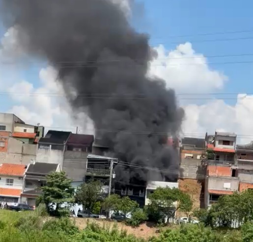 Incêndio atinge oficina após carro pegar fogo na zona norte de São José