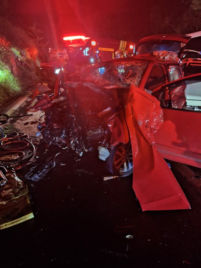 Acidente entre três veículos deixa dois mortos e nove feridos na Floriano Rodrigues Pinheiro, em Pinda