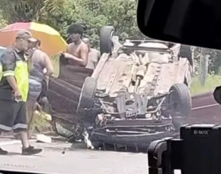 Carro capota em avenida de São Vicente e deixa uma pessoa ferida; VÍDEO