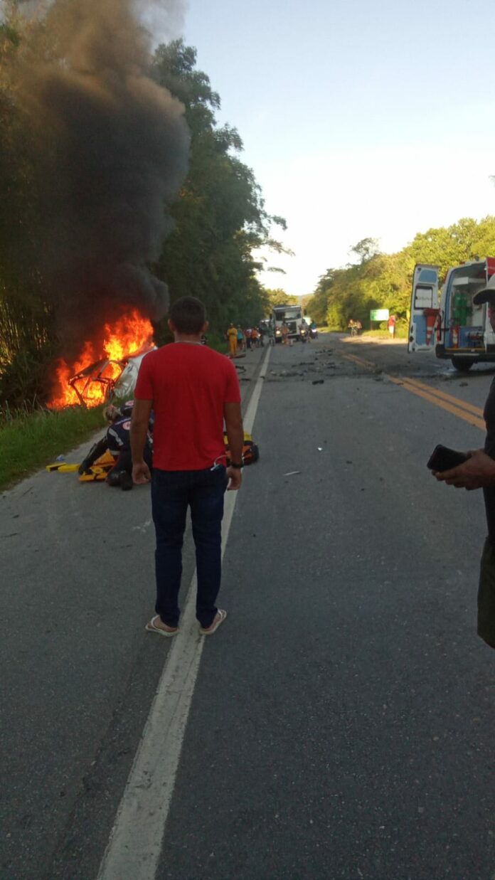 Carro pega fogo após colidir contra ônibus na Rio-Santos, em São Sebastião Carro pega fogo após colidir contra ônibus na Rio-Santos, em São Sebastião