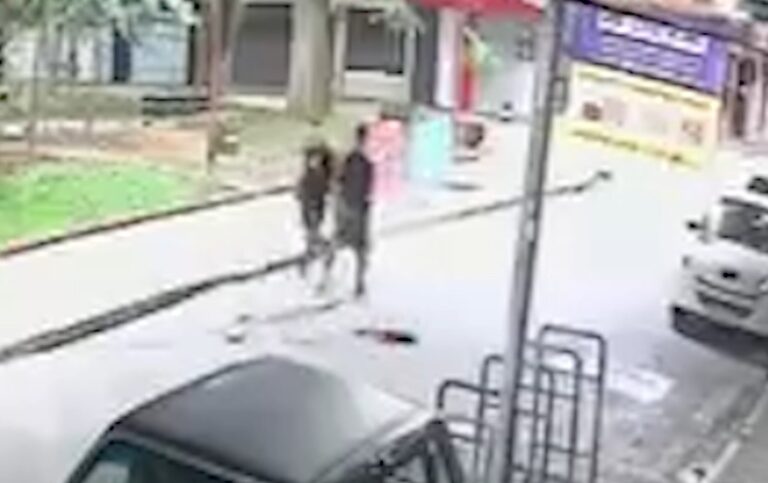 Imagens de câmera de segurança ajudam polícia a investigar assassinato de homem no Centro de São José; VEJA