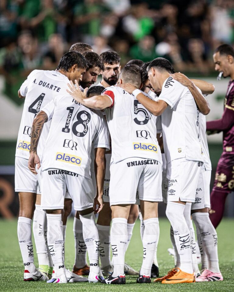 Santos perde para a Chapecoense de virada na estreia