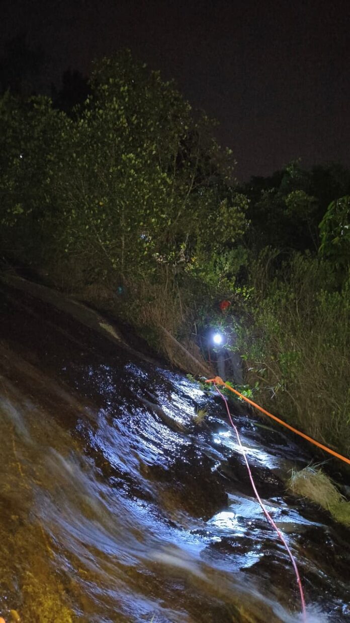 Turista alemão de 19 anos é resgatado por bombeiros após cair de cachoeira em Ilhabela Turista alemão de 19 anos é resgatado por bombeiros após cair de cachoeira em Ilhabela