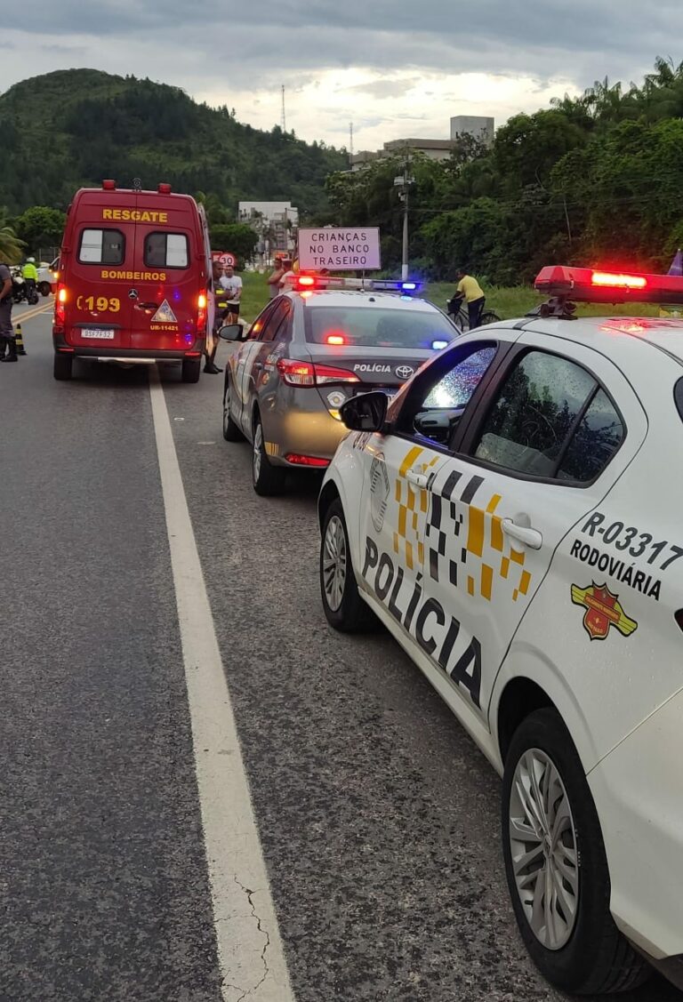 Motociclista e esposa ficam feridos após colisão com cachorro em Ubatuba