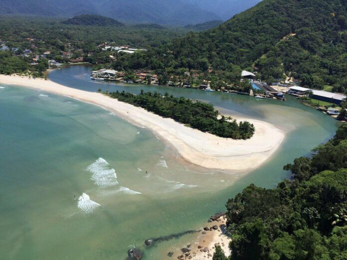 Bombeiros fazem buscas por jovem desaparecido após se afogar em São Sebastião Bombeiros fazem buscas por jovem desaparecido após se afogar em São Sebastião