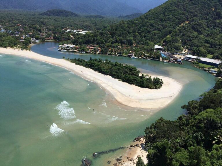 Bombeiros fazem buscas por jovem desaparecido após se afogar em São Sebastião