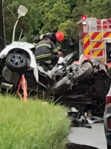 Dois homens ficam presos nas ferragens após colisão entre carro e poste em avenida de São Vicente