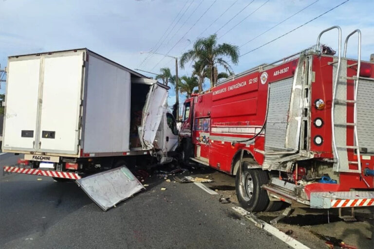 Viatura dos bombeiros é atingida por caminhão enquanto atendia ocorrência em rodovia de Itanhaém