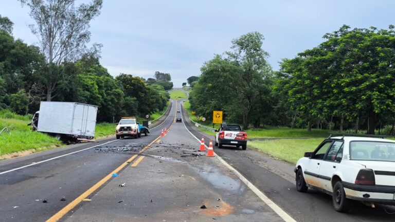 Mulher de 34 anos morre em colisão entre carro e caminhão
