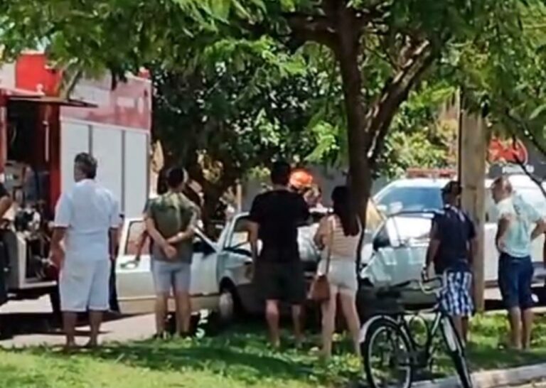 Casal de idosos fica ferido após carro bater em árvore