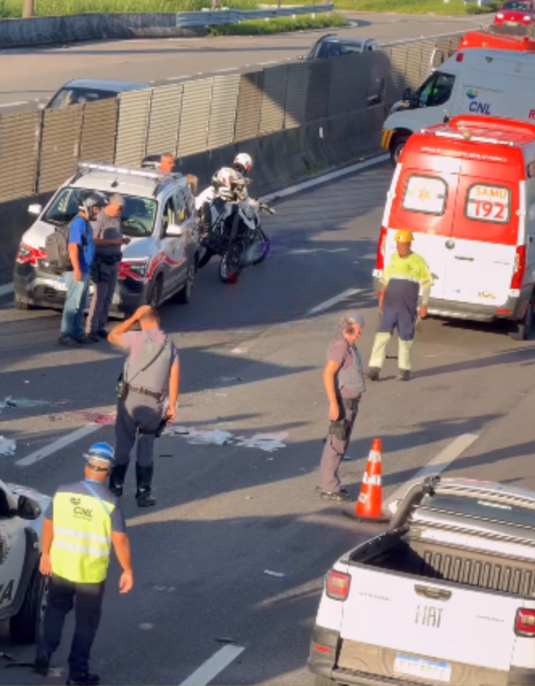 Carro capota após colisão com van escolar em rodovia de Praia Grande