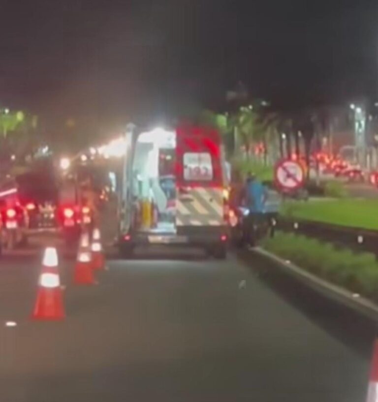 Duas pessoas ficam feridas após acidente entre moto e carro na Via Expressa Sul, em Praia Grande