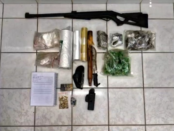 Força Tática apreende armas, munições e drogas durante operação em Ubatuba