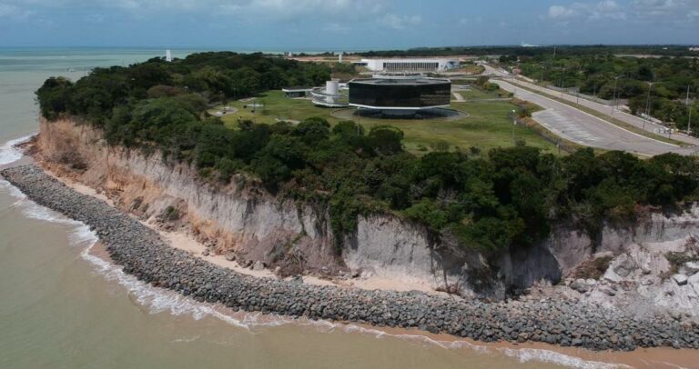 João Pessoa contrata estudo para recuperação da Falésia do Cabo Branco por R$ 124,2 mil