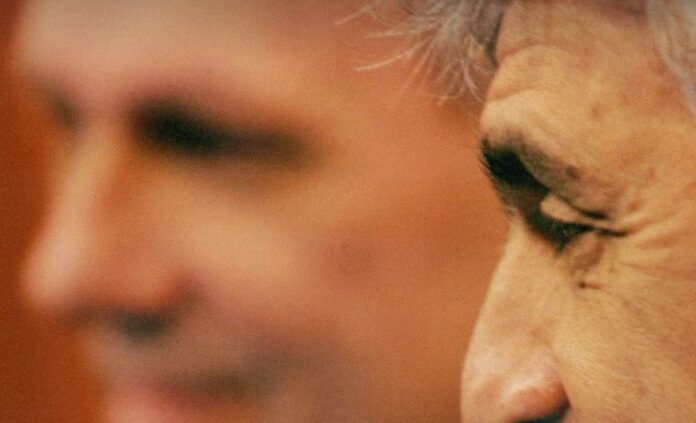 Caetano Veloso grava “Mais Simples” ao lado do filho Tom Veloso em novo single de Wisnik